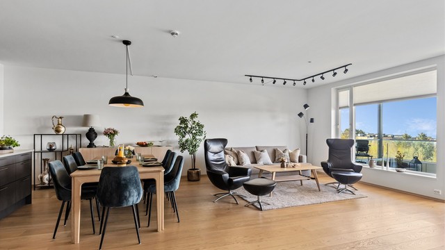 En helhetlig og åpen romfølelse preger leiligheten.