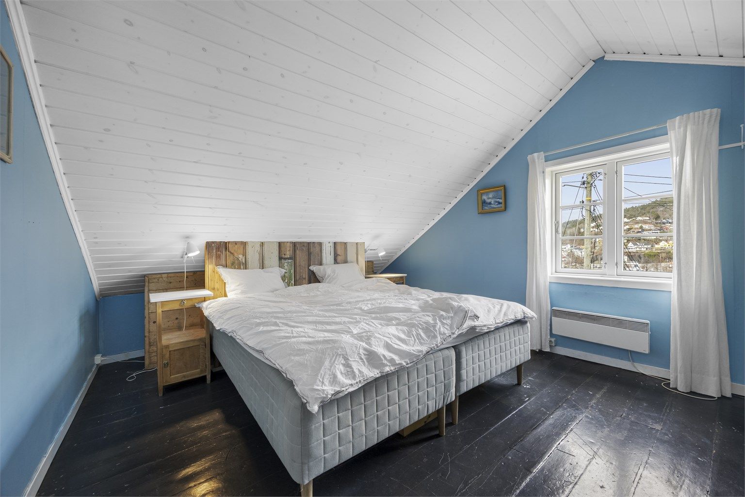 Hovedsoverom med romslig bod/kott innforbi.