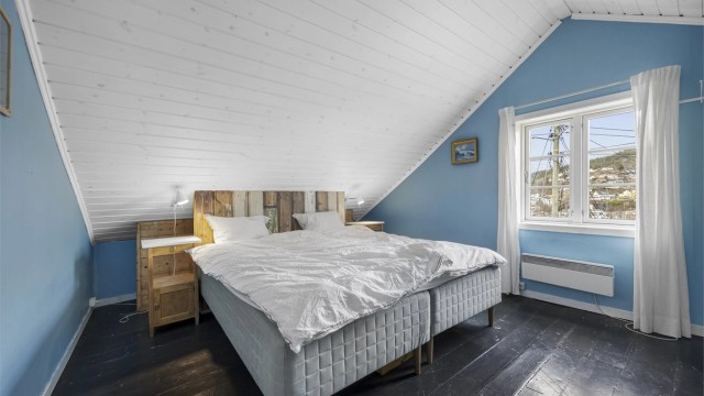 Hovedsoverom med romslig bod/kott innforbi.