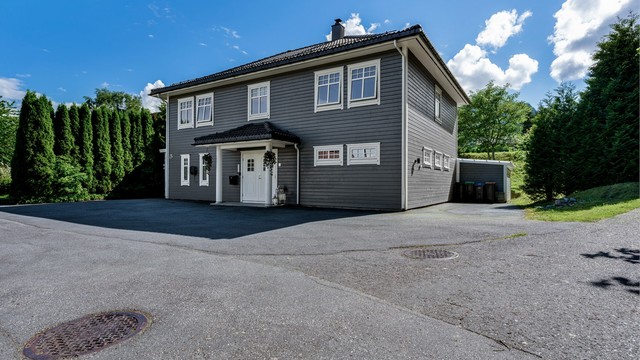 Asfaltert gårdsplass med god plass til parkering.