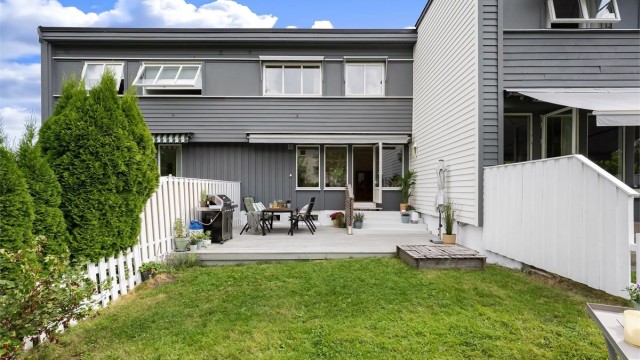 Velkommen til Seljeholtet 21E - Flott barnevennlig rekkehus med god planløsning og fantastisk markterrasse med adkomst til hage