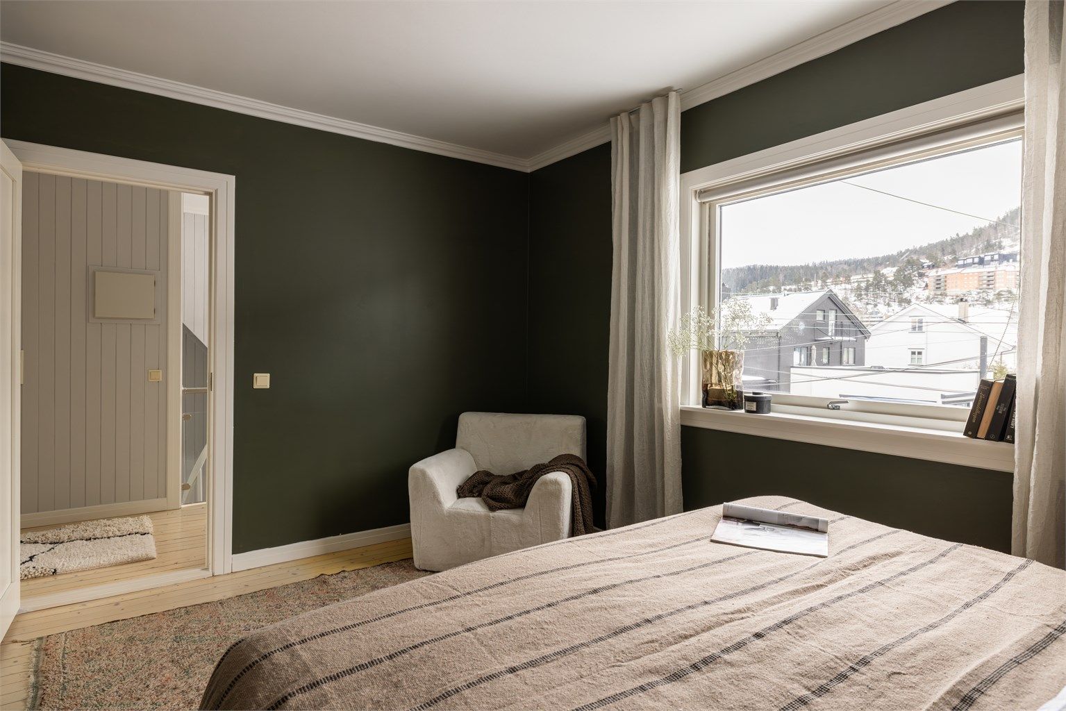 Det er god plass til garderobeskap langs veggen