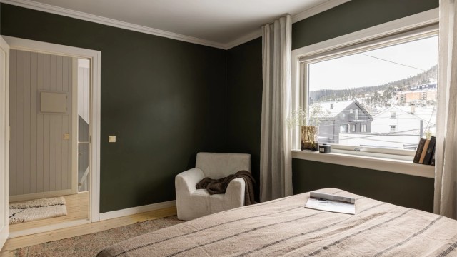 Det er god plass til garderobeskap langs veggen