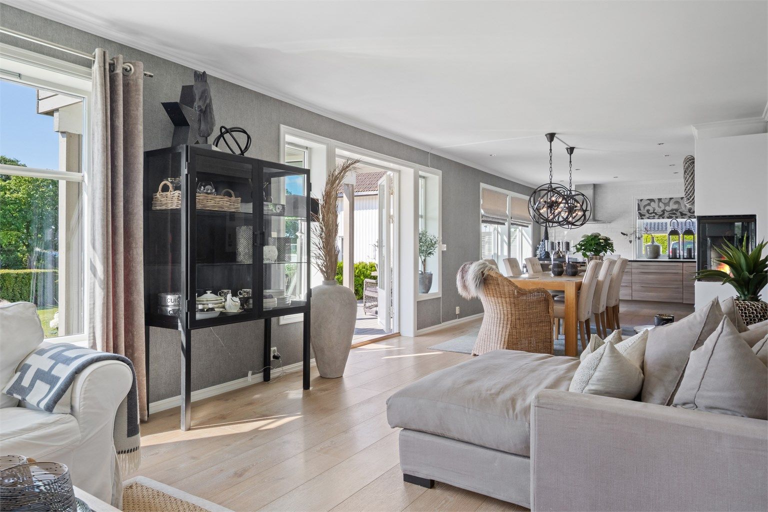 Kjøkkenet er stilrent og moderne, der god skap- og benkeplass gir fine arbeidsforhold for familien.
