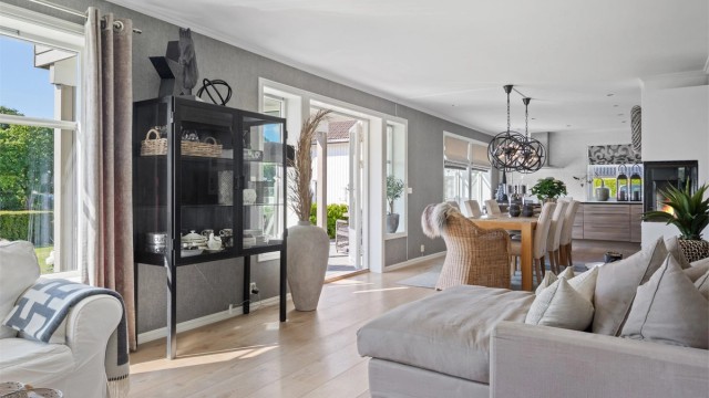 Kjøkkenet er stilrent og moderne, der god skap- og benkeplass gir fine arbeidsforhold for familien.