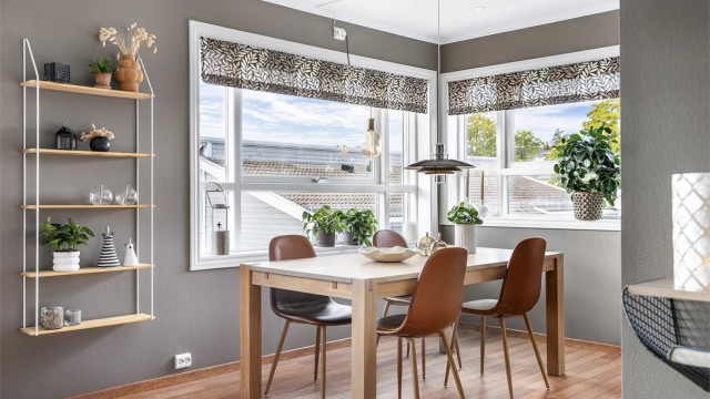 I den romslige stuen er det god plass til både spisebord og en større sofagruppe.