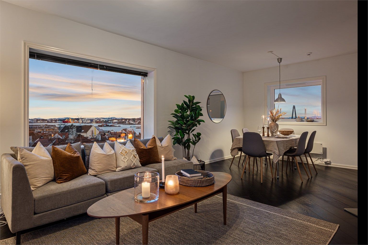 Store Skippergate 35B er fin 3-roms selveierleil. m/nydelig utsikt mot innseilingen og Bybrua. Fast parkeringsplass. Gåavstand til sentrum og Stavanger Øst.