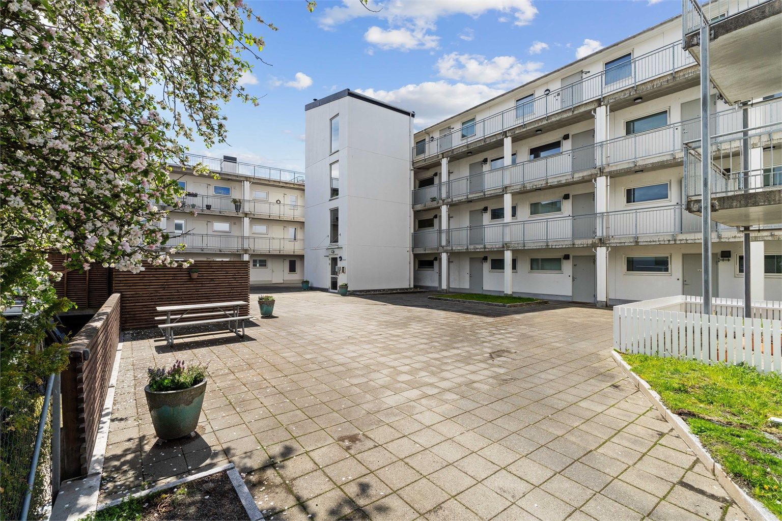 Trivelig og skjermet gårdsrom for beboerne.
