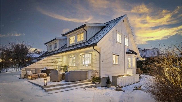 Velkommen til Hyggeveien 1G - Solrik og meget pen vertikaldelt bolig fra 2005 | Hybel | Skjermet hage | Barnevennlig