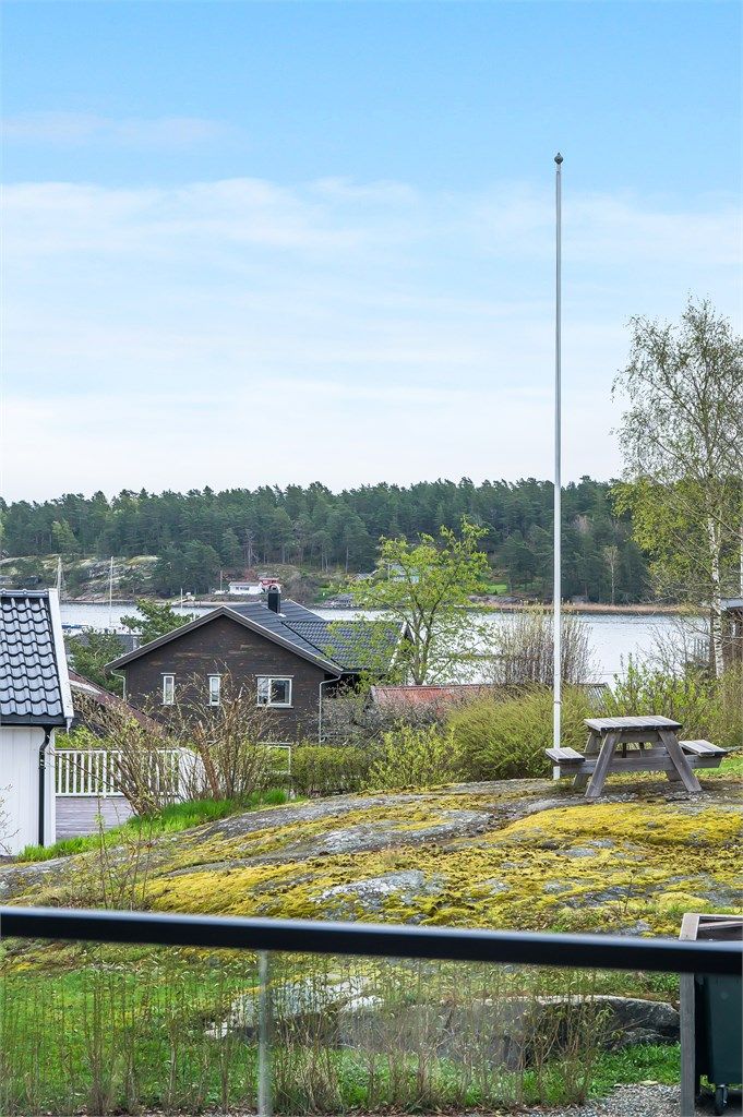Utsikt til Bjerkøsundet og båthavnen fra stue og terrasse. 