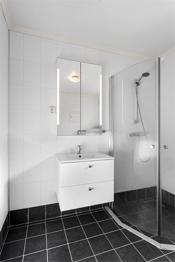 Badet er fra 2016/2017 og har en lyst samt pen utførelse - Leilighet 1.