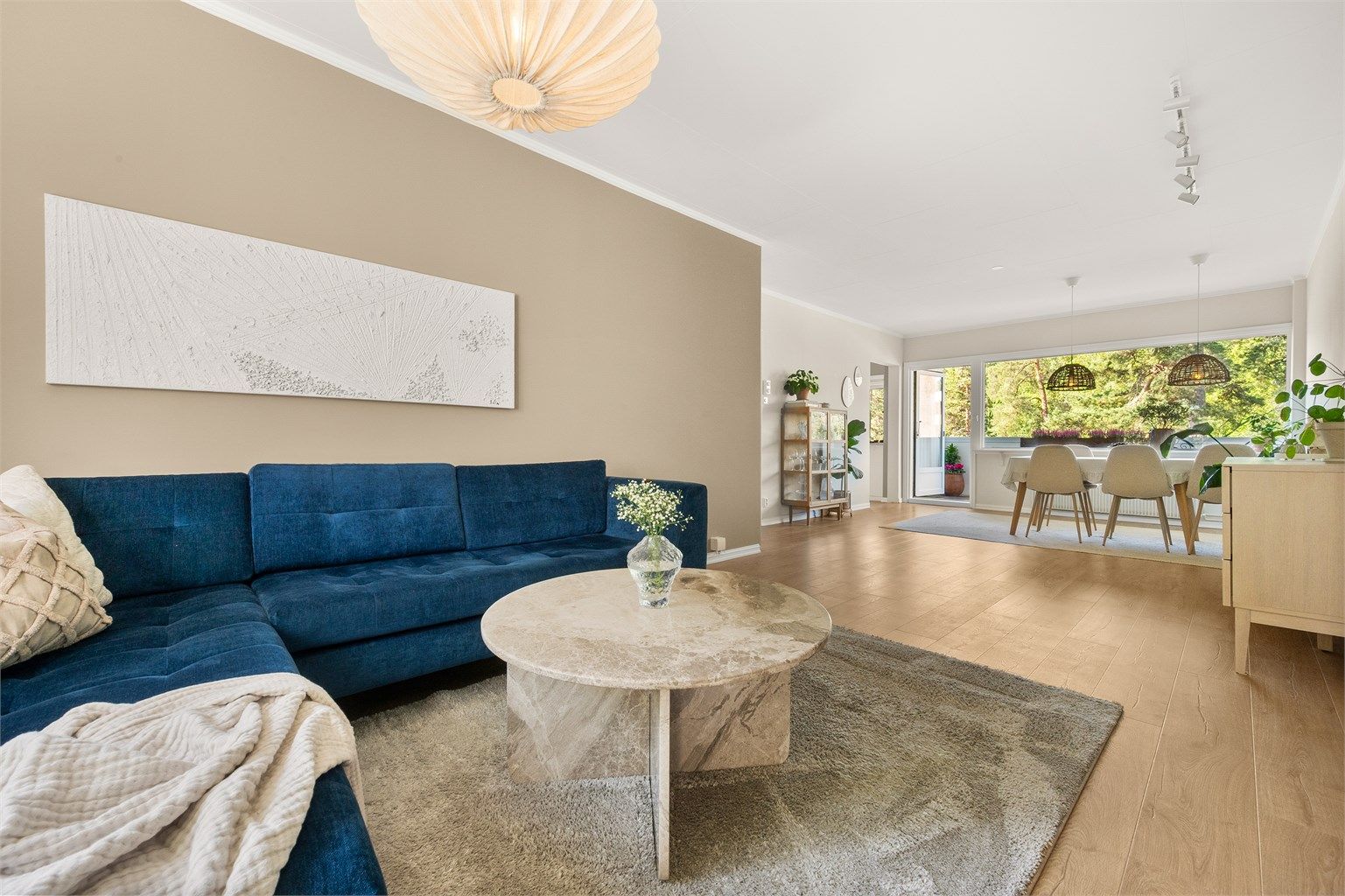 Lun og meget lys stue / spisestue. Hvis behov for det 3. soverommet kan man sette opp lettvegg mellom stuen og spisestuen og tilbakeføre leiligheten som 4-roms.