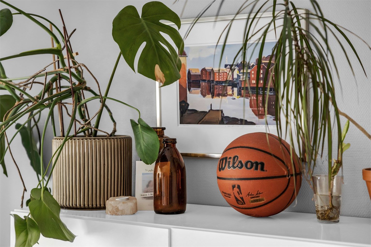 Leiligheten er oppvarmet via fjernvarme med radiatorer.