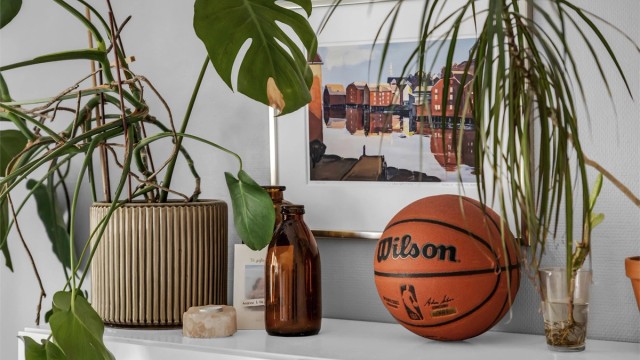 Leiligheten er oppvarmet via fjernvarme med radiatorer.