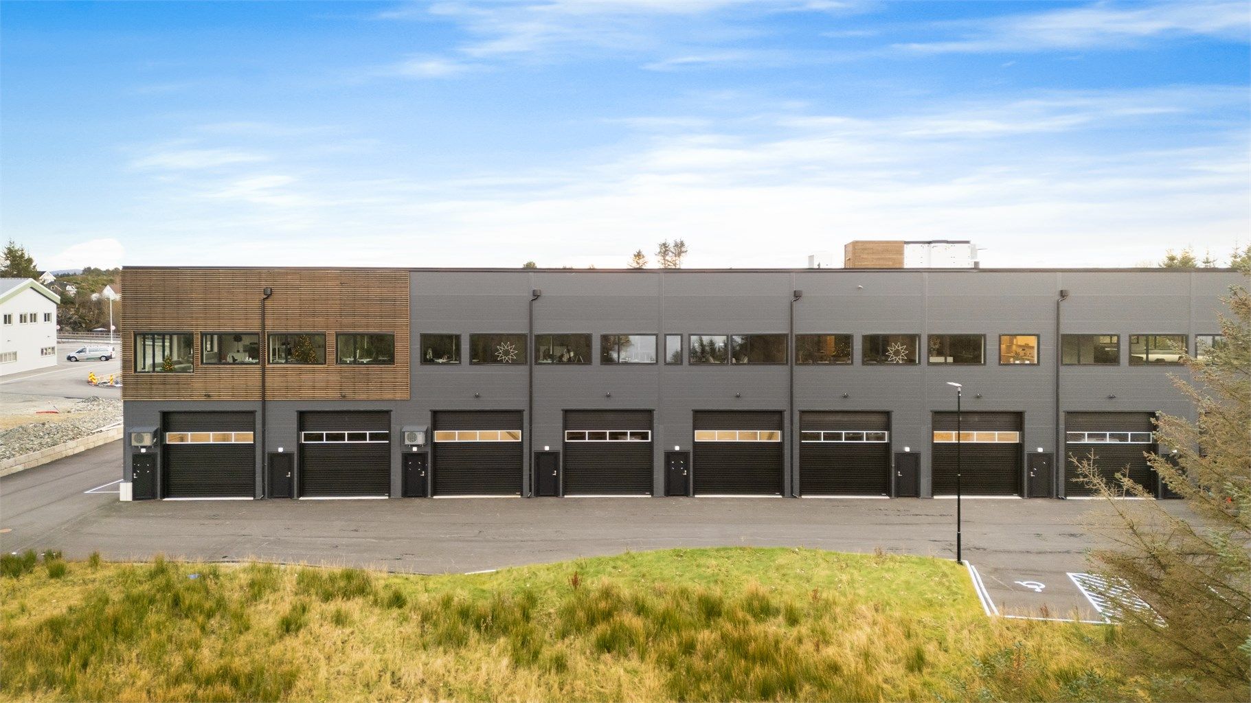 De romslige lager- og garasjeplassene er godt egnet både for næringsdrivende og privatpersoner. Foto: Stian Inderhaug.