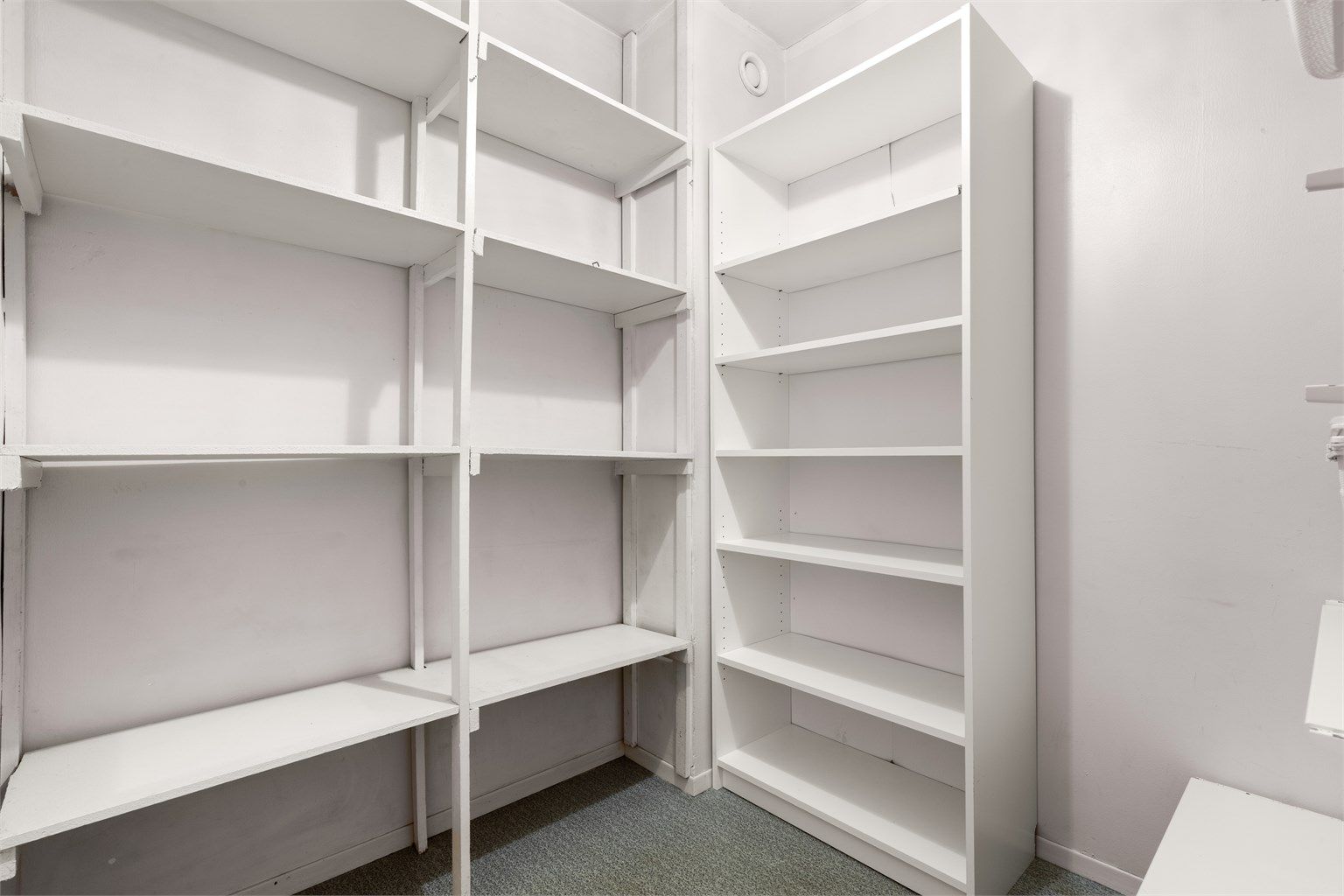 Bod - innvendig bod med hylleløsninger som følger