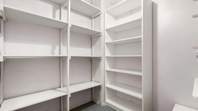 Bod - innvendig bod med hylleløsninger som følger