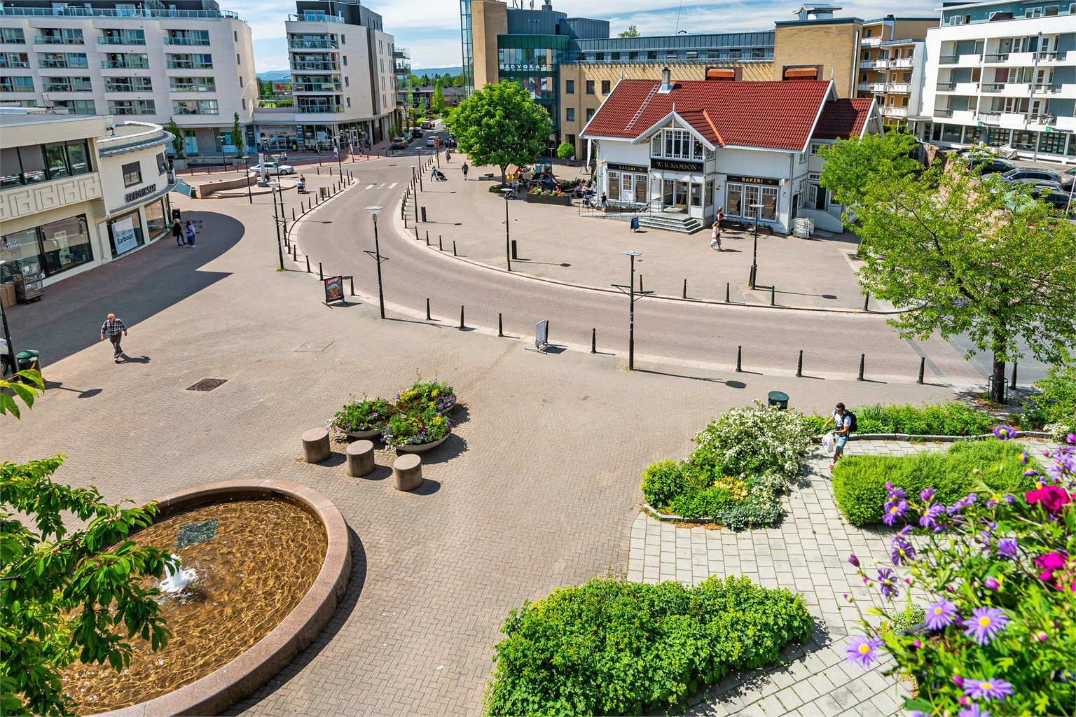 Kort gangavstand til Bekkestua sentrum med et rikt utvalg forretninger og servicetilbud