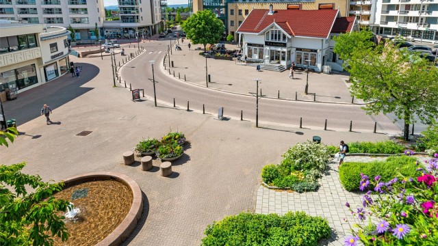 Kort gangavstand til Bekkestua sentrum med et rikt utvalg forretninger og servicetilbud