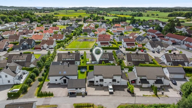 Flott enebolig beliggende i enden av en rolig blindgate – perfekt for barnefamilier.