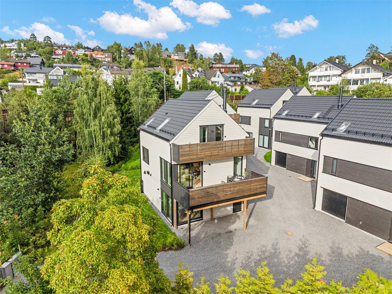 Eiendommen ligger tilbaketrukket og rolig i et etablert boligområde.