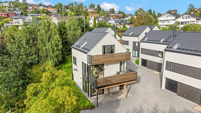Eiendommen ligger tilbaketrukket og rolig i et etablert boligområde.