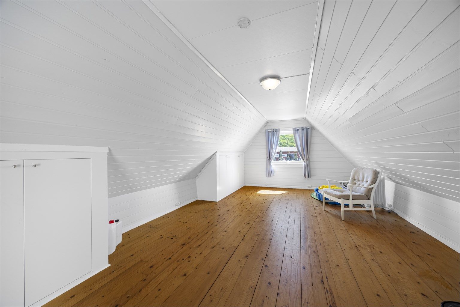 Over garasjen er det et innredet loft som gir rikelig med lagringsplass.