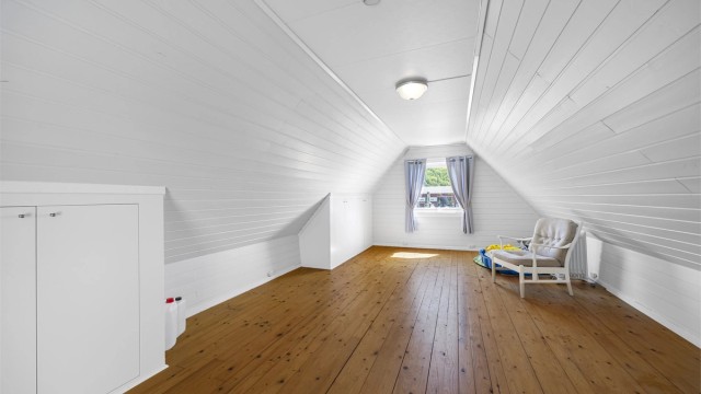 Over garasjen er det et innredet loft som gir rikelig med lagringsplass.
