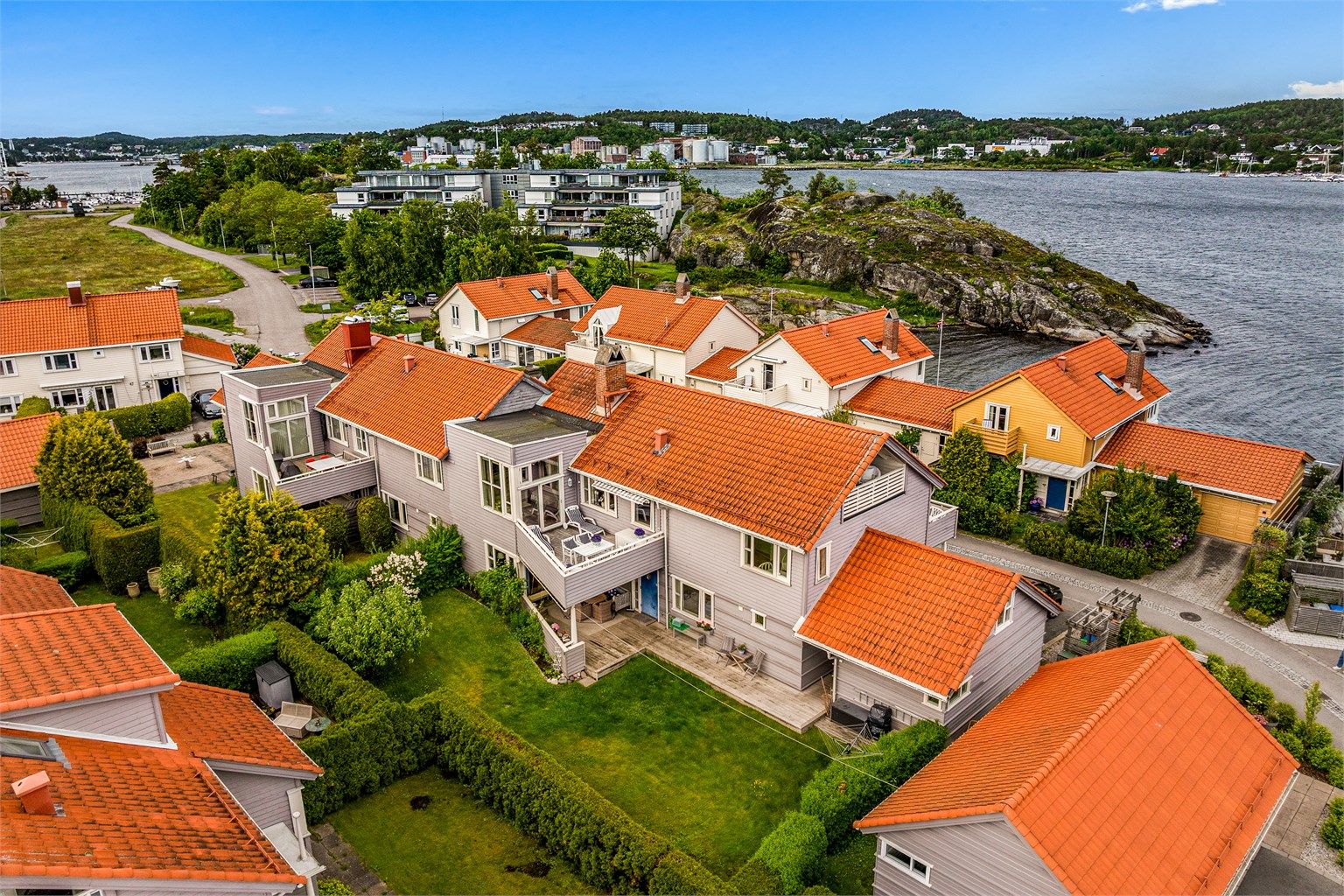 Fantastisk beliggenhet med sjøutsikt og svært gode solforhold gjennom hele dagen
