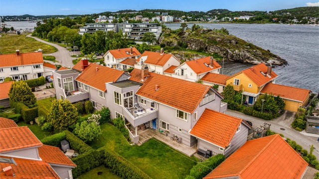 Fantastisk beliggenhet med sjøutsikt og svært gode solforhold gjennom hele dagen