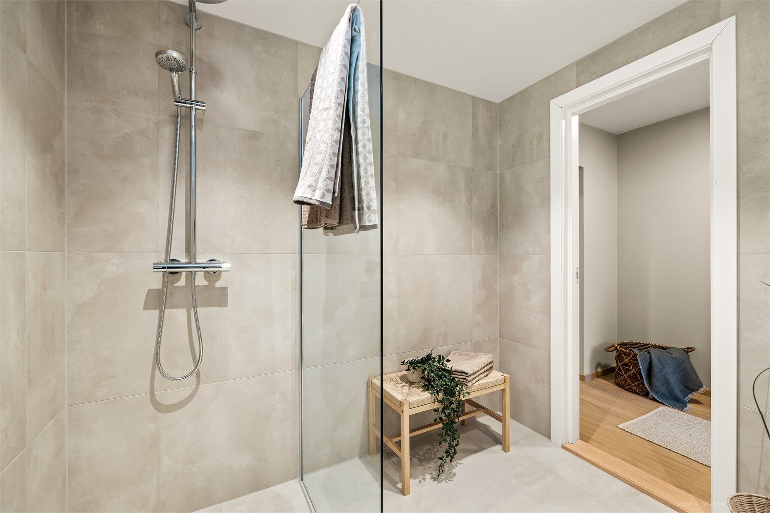 Dusjsonen har glassvegg og er utstyrt med både hånddusj og en behagelig regnfallsdusj.