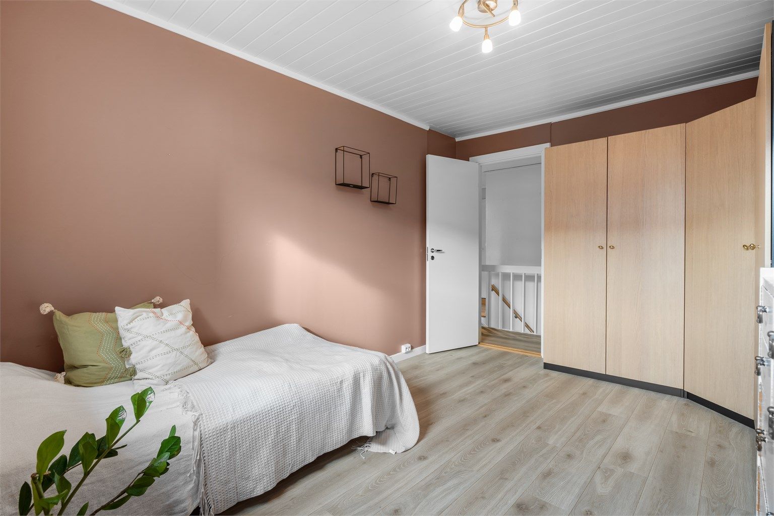 Soverom lll - Soverom er også av god størrelse og kan brukes som gjesterom, kontor eller barnerom.