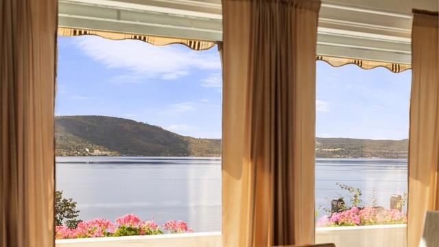 De store vindusflatene i stuen rammer inn utsikten mot fjorden.