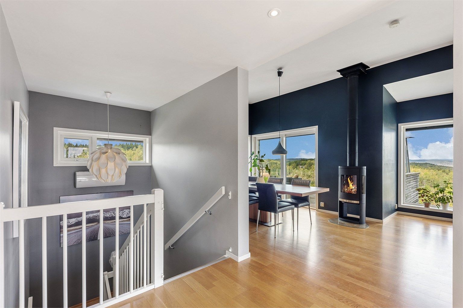 Vel oppe i andre etasje åpner boligen seg opp med stue og kjøkken i en åpen løsning.
