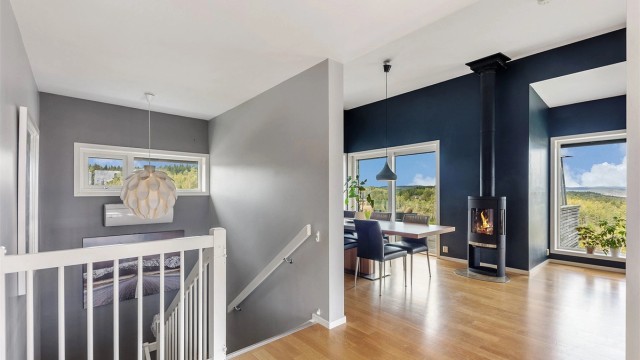 Vel oppe i andre etasje åpner boligen seg opp med stue og kjøkken i en åpen løsning.