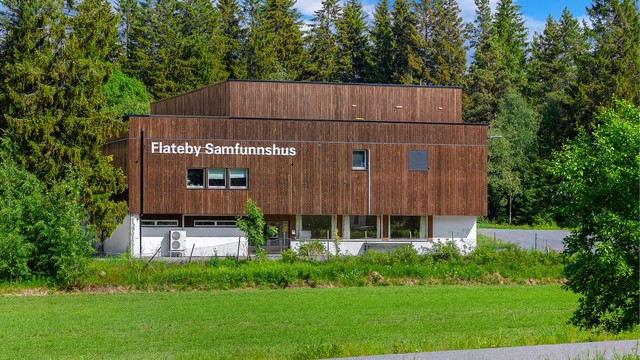 Flateby Samfunnshus danner en lokal samlingsplass for aktiviteter og arrangementer.