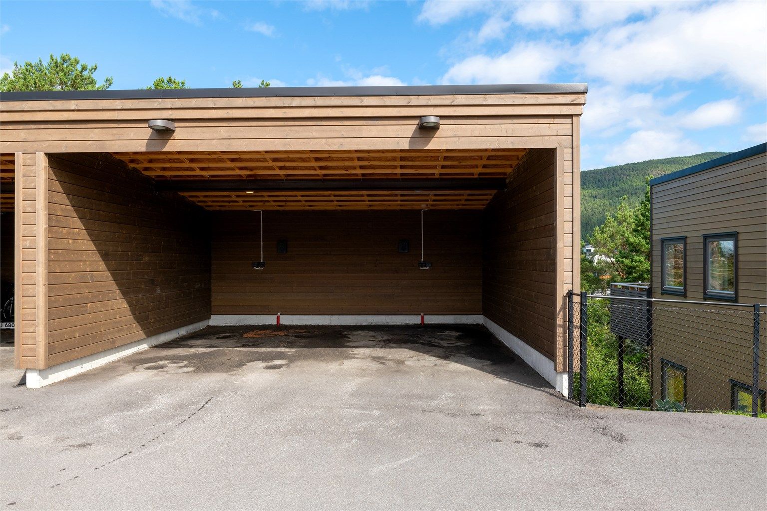 Egen parkeringsplass i felles carportanlegg.