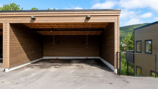 Egen parkeringsplass i felles carportanlegg.