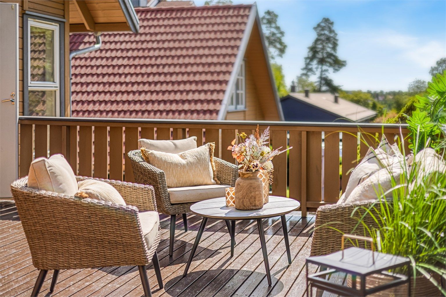 Den store terrassen kan innredes i flere soner og her kan late sommer nytes.