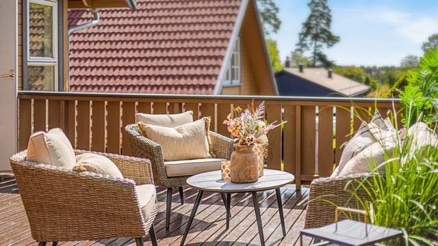 Den store terrassen kan innredes i flere soner og her kan late sommer nytes.