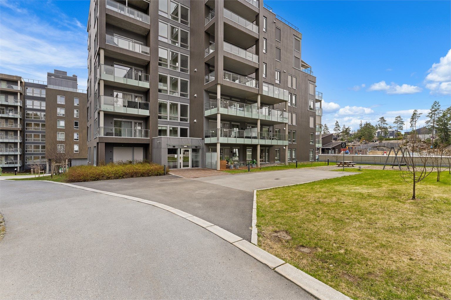Velkommen inn! Fellesarealene er pent opparbeidet, og har flere lekeaparater. 