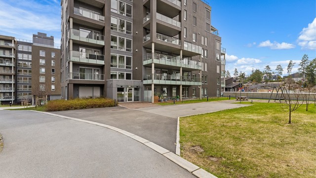 Velkommen inn! Fellesarealene er pent opparbeidet, og har flere lekeaparater.