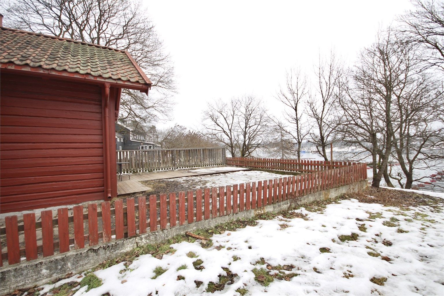 En liten enebolig med idyllisk beliggenhet rett ved sjøen på Strand/Stabekk.