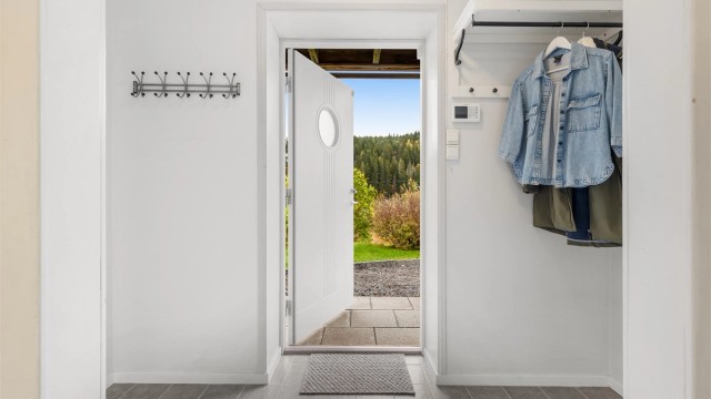 Velkommen inn!
Lys entré med fliser på gulv og god plass til oppheng av yttertøy.