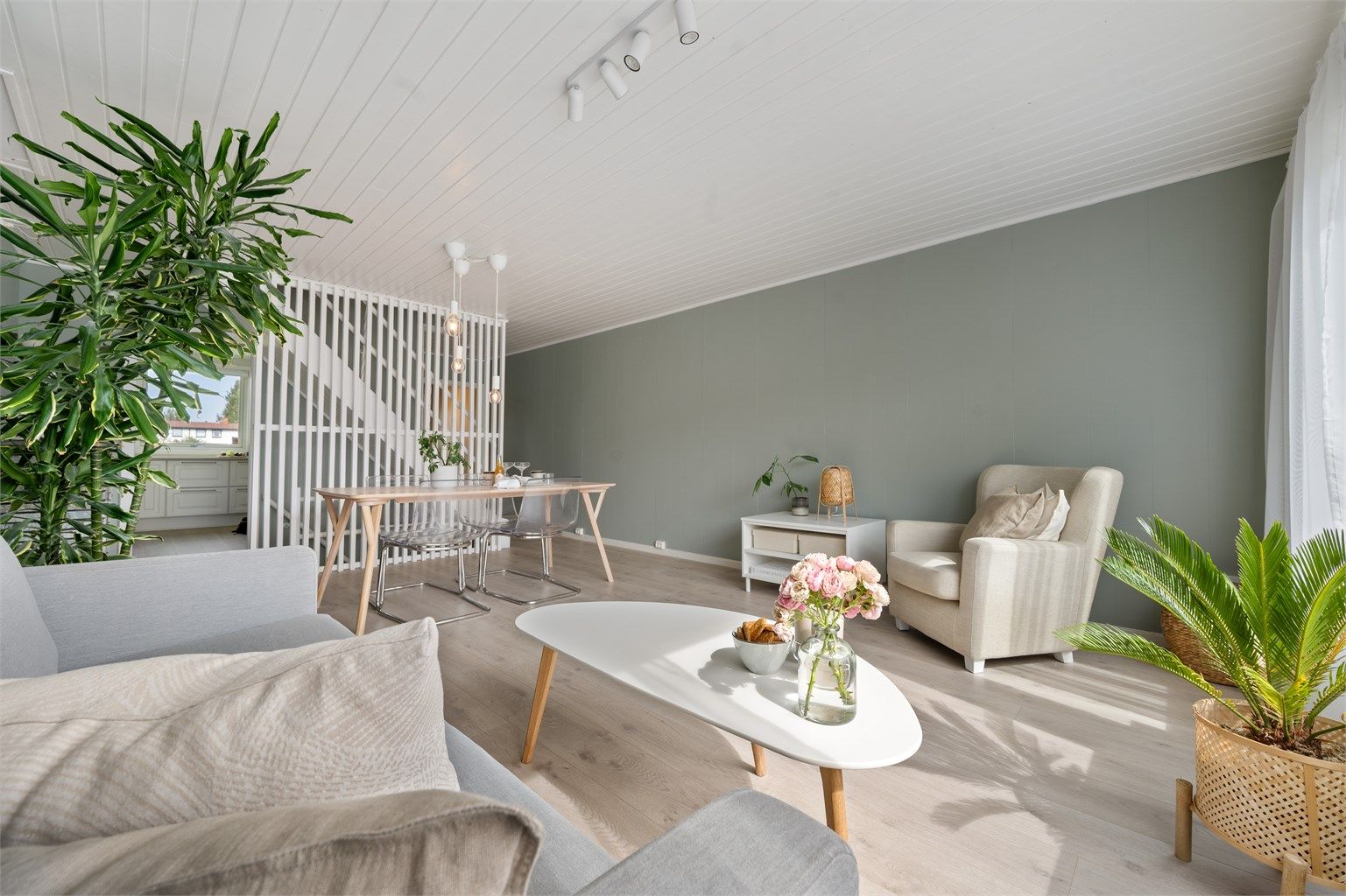 Stue med god plass til spisebord og sofagruppe