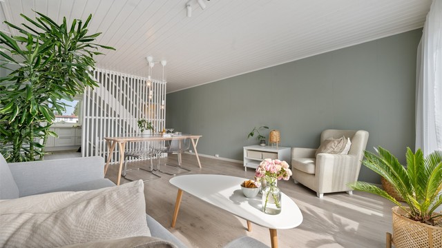 Stue med god plass til spisebord og sofagruppe