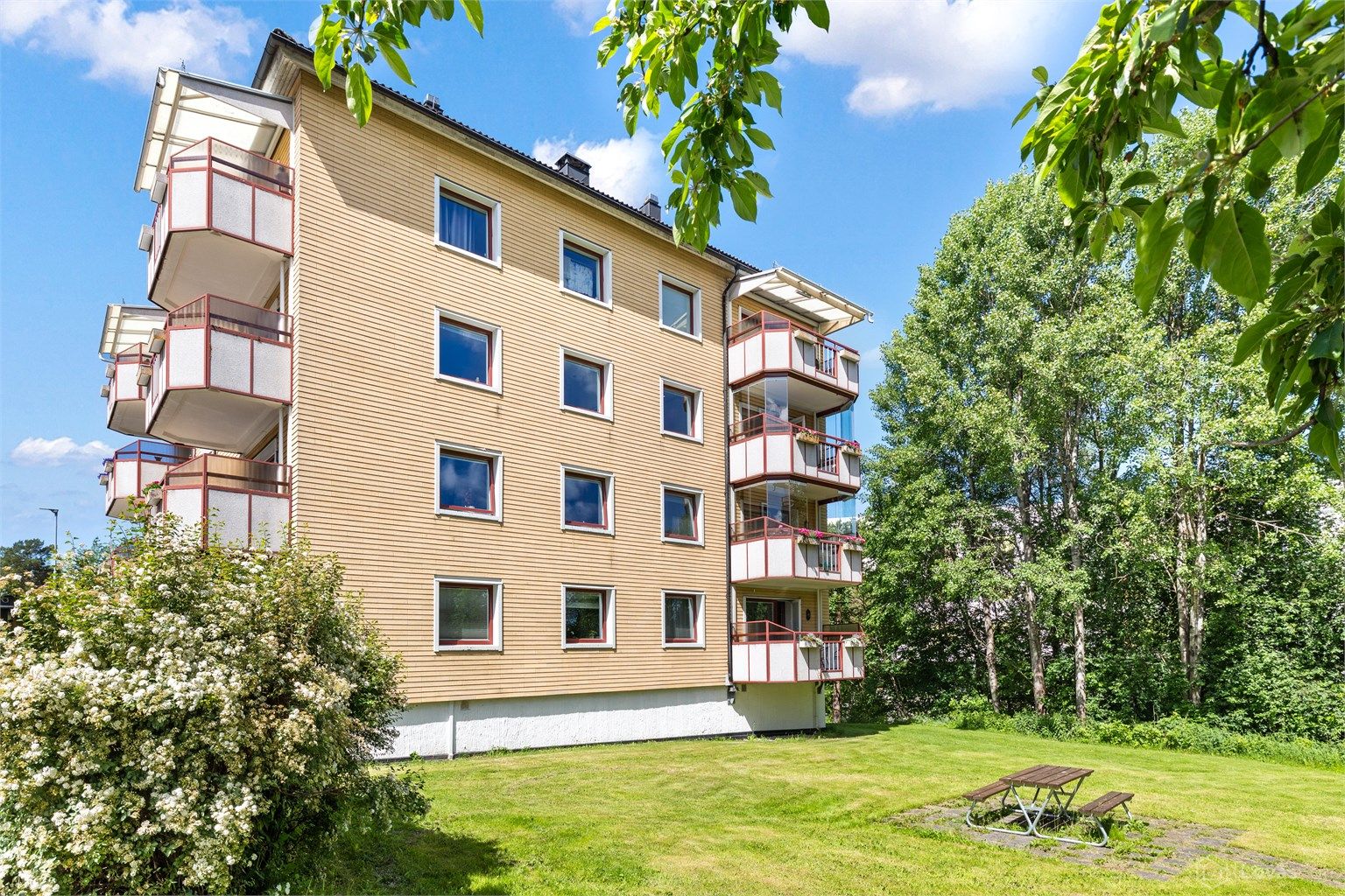 Nylænde Borettslag er et veldrevet lag tilknyttet OBOS, med opparbeidede grøntområder og lekeplasser.