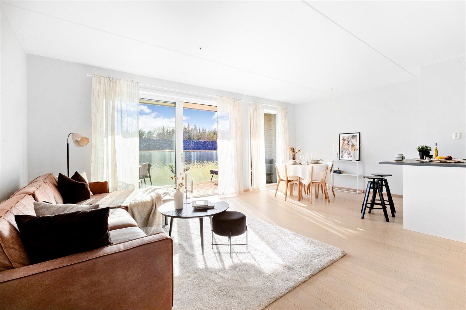 Velkommen til Skifabrikksvingen 27! Lekker ny 3-roms selveierleilighet fra 2024, med gjennomgående parkett og en takhøyde på 2,60 meter i stuen.