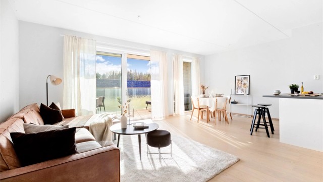 Velkommen til Skifabrikksvingen 27! Lekker ny 3-roms selveierleilighet fra 2024, med gjennomgående parkett og en takhøyde på 2,60 meter i stuen.