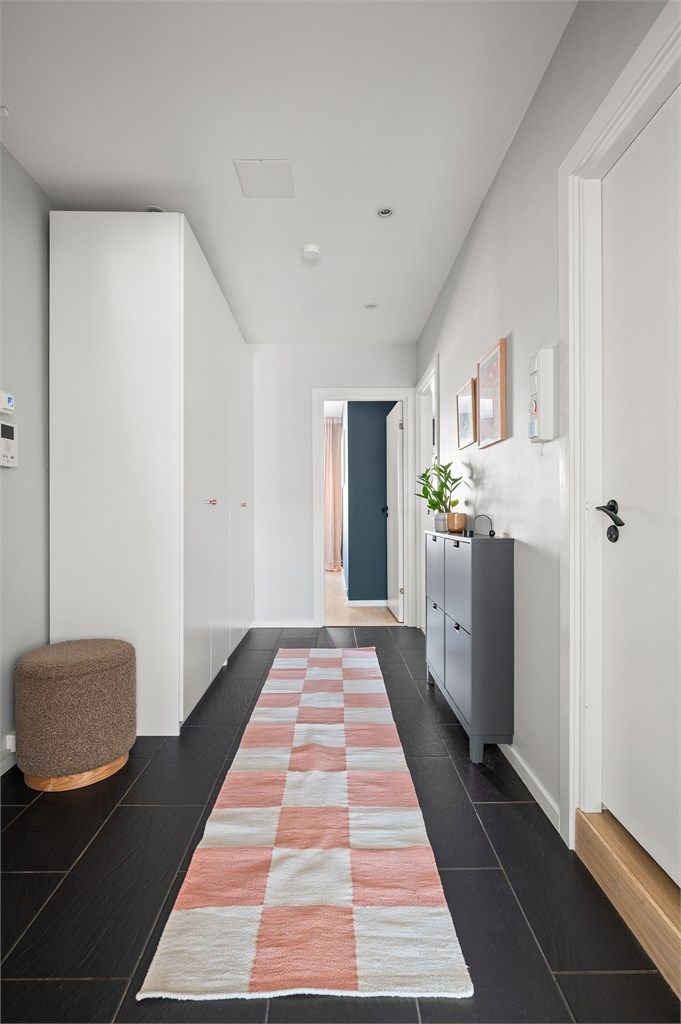 Innbydende entré med elektrisk gulvvarme og god plass til oppbevaring av yttertøy og sko.